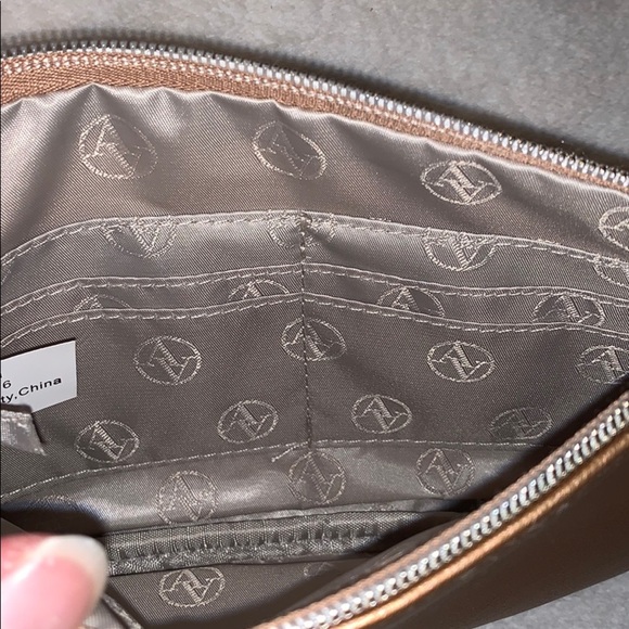 Adrienne Vittadini Copper Color Wristlet - Ex Cond - Picture 8 of 13